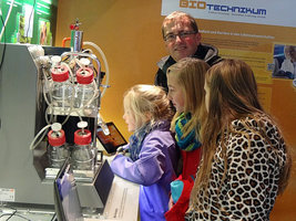 Faszination Technik für kleine und große „Nachtschwärmer“ – am 9. November 2013 fand in Koblenz die 8. Nacht der Technik statt.